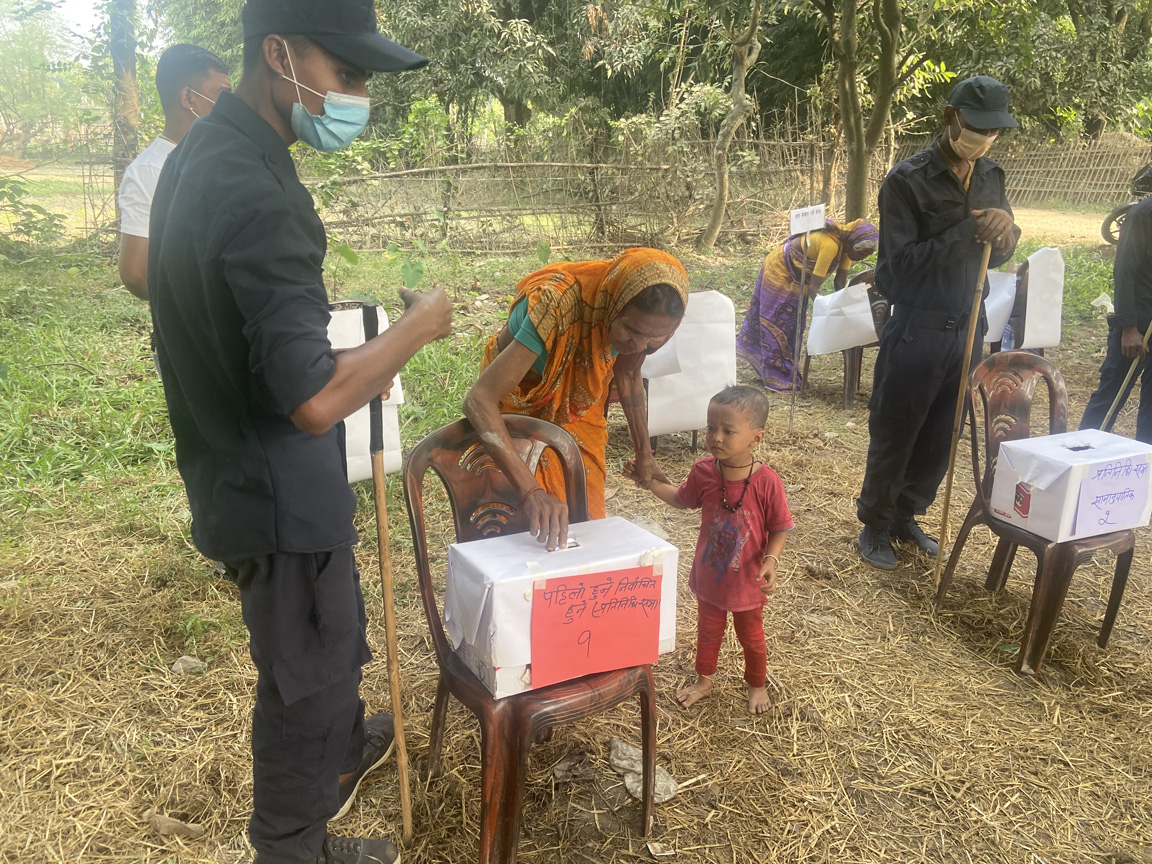 An lady casting vote in Mock Poll